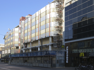 906855 Gezicht op de verbouwingswerkzaamheden van een deel van warenhuis De Bijenkorf aan de Lange Viestraat te Utrecht.